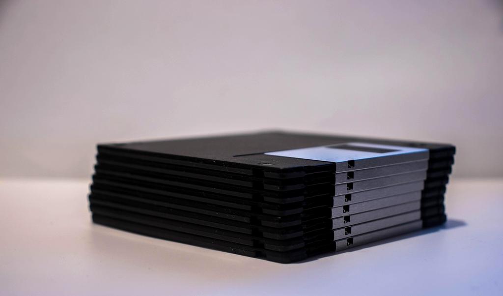 Quantum processing chip icon